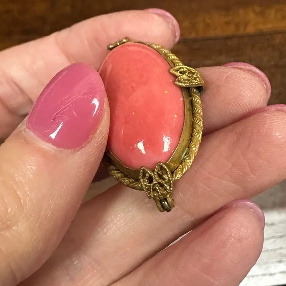 Vintage pink coral oval stone brooch set in gold tone hardware Czech - Picture 3 of 13